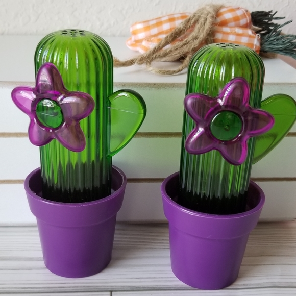 Pair Salt and Pepper Shakers Novelty Cactus New - Picture 6 of 6
